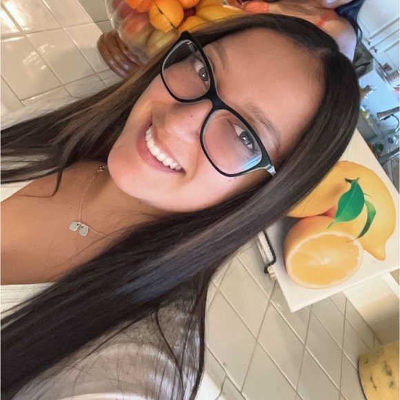 Meet your Posher, Cassandra - Picture 1 of 1